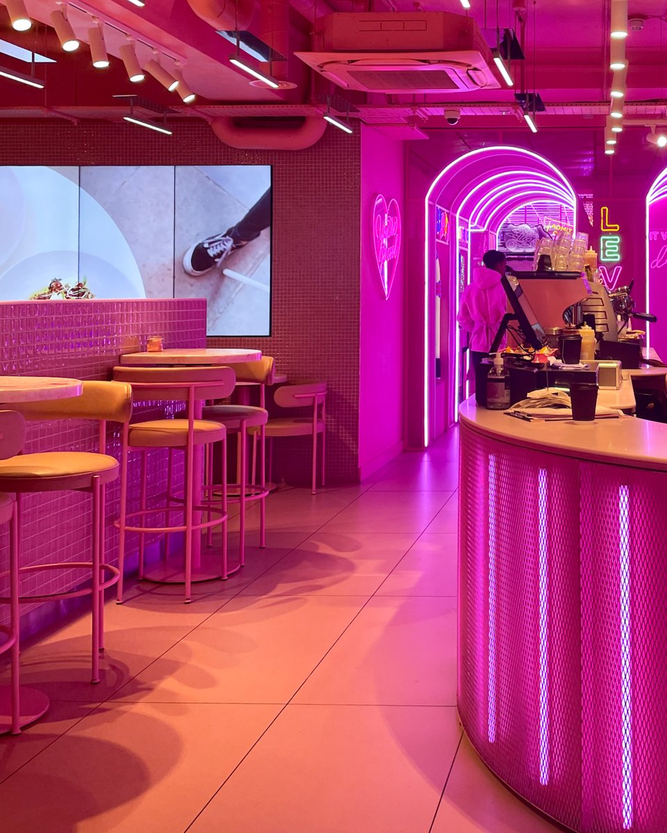 victoriaarduino's tweet image. Pink Madness 💕💕
Welcome to sensational EL&N London!
In this wonderful vibes, VA388 Black Eagle is perfect thanks to its performance, features and incredible design.
Have you ever visited @elan_cafe?
#VictoriaArduino #elancafe #london #VA388 #VA388BlackEagle