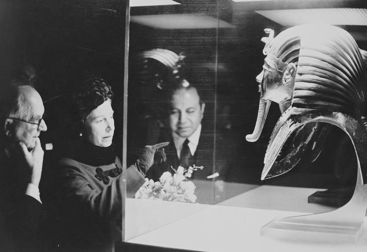 artribune's tweet photo. #fotodelgiorno:  #QueenElizabeth durante l'inaugurazione della mostra Treasures of Tutankhamon al British Museum nel 1972 https://t.co/KaT356b8oZ