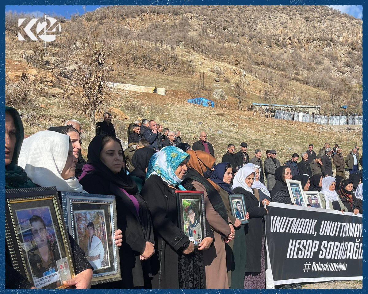 K24Turkce's tweet photo. Roboski Katliamı’nın 11. yıldönümünde kurbanlar mezarları başında anılıyor

📸@hasankosen_ / K24 https://t.co/DvLSOQjazc
