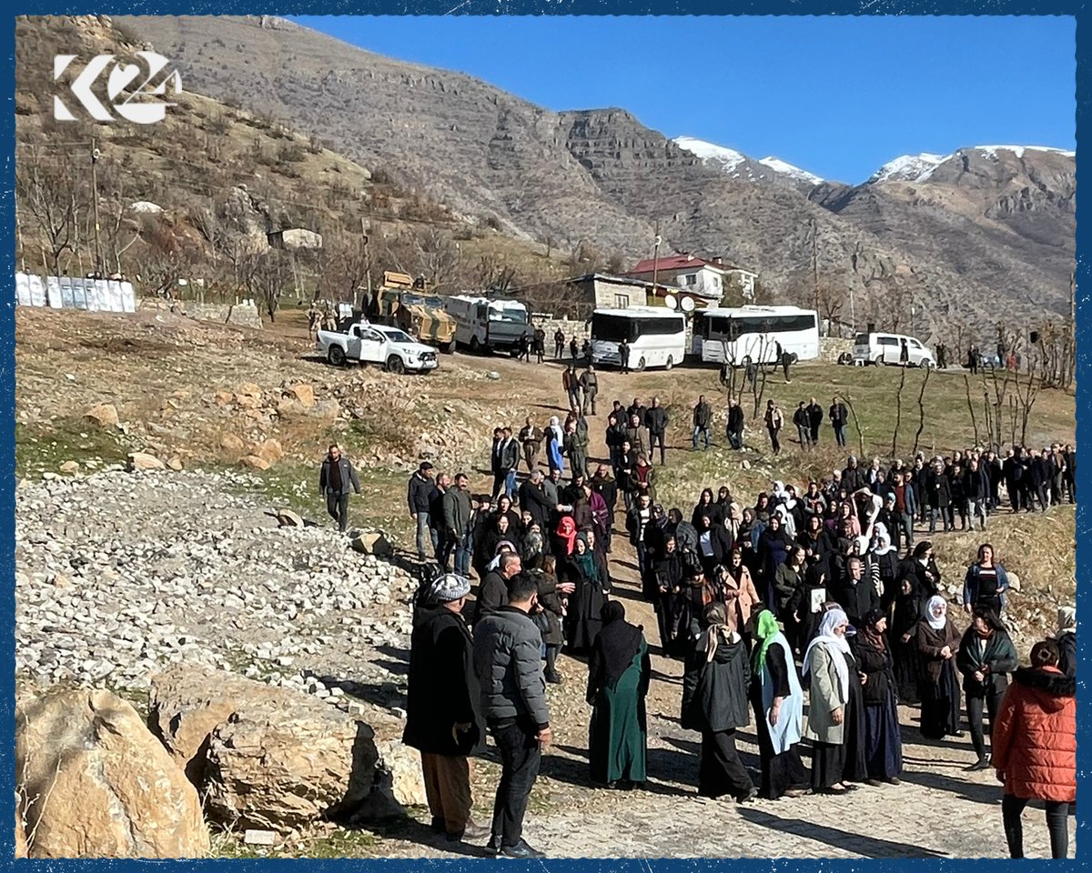 K24Turkce's tweet photo. Roboski Katliamı’nın 11. yıldönümünde kurbanlar mezarları başında anılıyor

📸@hasankosen_ / K24 https://t.co/DvLSOQjazc