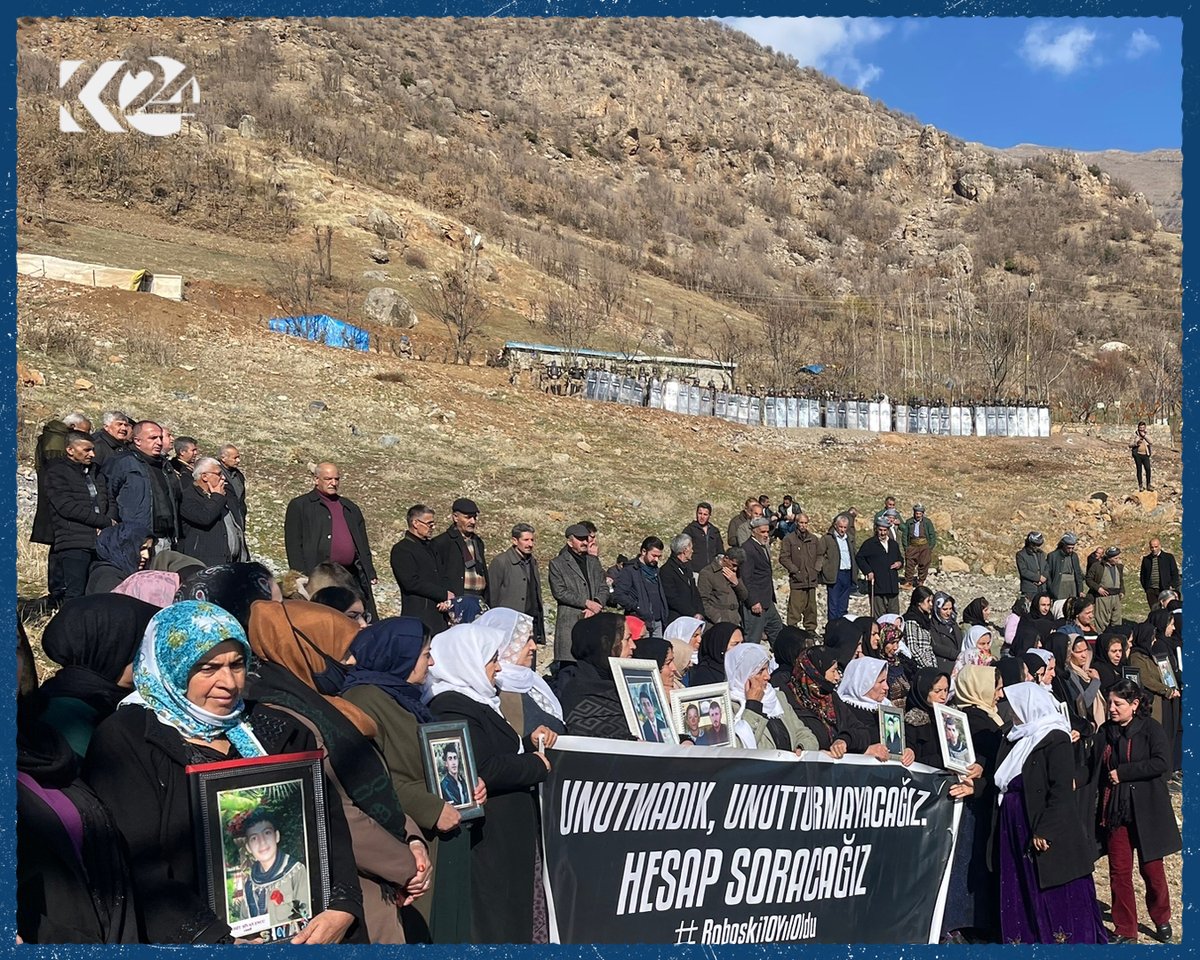 K24Turkce's tweet photo. Roboski Katliamı’nın 11. yıldönümünde kurbanlar mezarları başında anılıyor

📸@hasankosen_ / K24 https://t.co/DvLSOQjazc