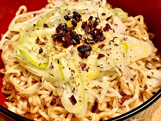 なんかタイの焼きそばを食べてた
一個だと日本の半分くらいの感覚なので二個使った
スイート&amp;スパイシー 