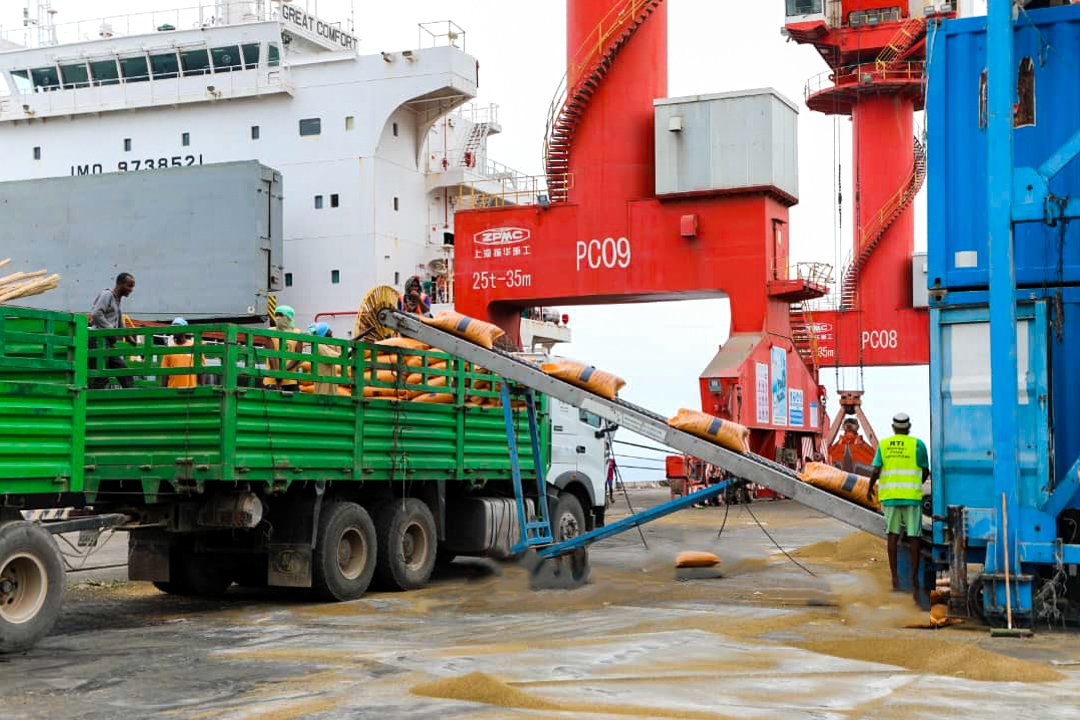 ETEmbassyJIB's tweet photo. The 1st vessel, MV Great Comfort, carrying 57,295MT of #Ethiopia’s fertilizer has arrived at #Dibouti’s @DoralehS port as part of the new fertilizer season. The operation to directly transport the bulk cargo to various parts of 🇪🇹 has started upon arrival of the vessel on Dec 27. https://t.co/G7GDzSPjpV