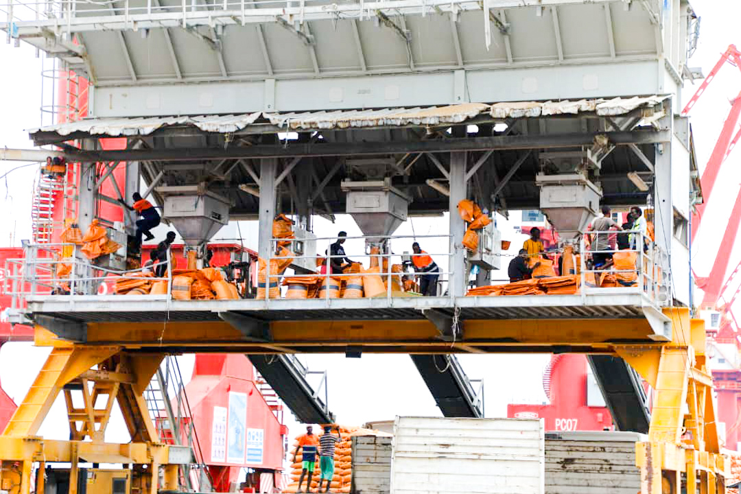 ETEmbassyJIB's tweet photo. The 1st vessel, MV Great Comfort, carrying 57,295MT of #Ethiopia’s fertilizer has arrived at #Dibouti’s @DoralehS port as part of the new fertilizer season. The operation to directly transport the bulk cargo to various parts of 🇪🇹 has started upon arrival of the vessel on Dec 27. https://t.co/G7GDzSPjpV