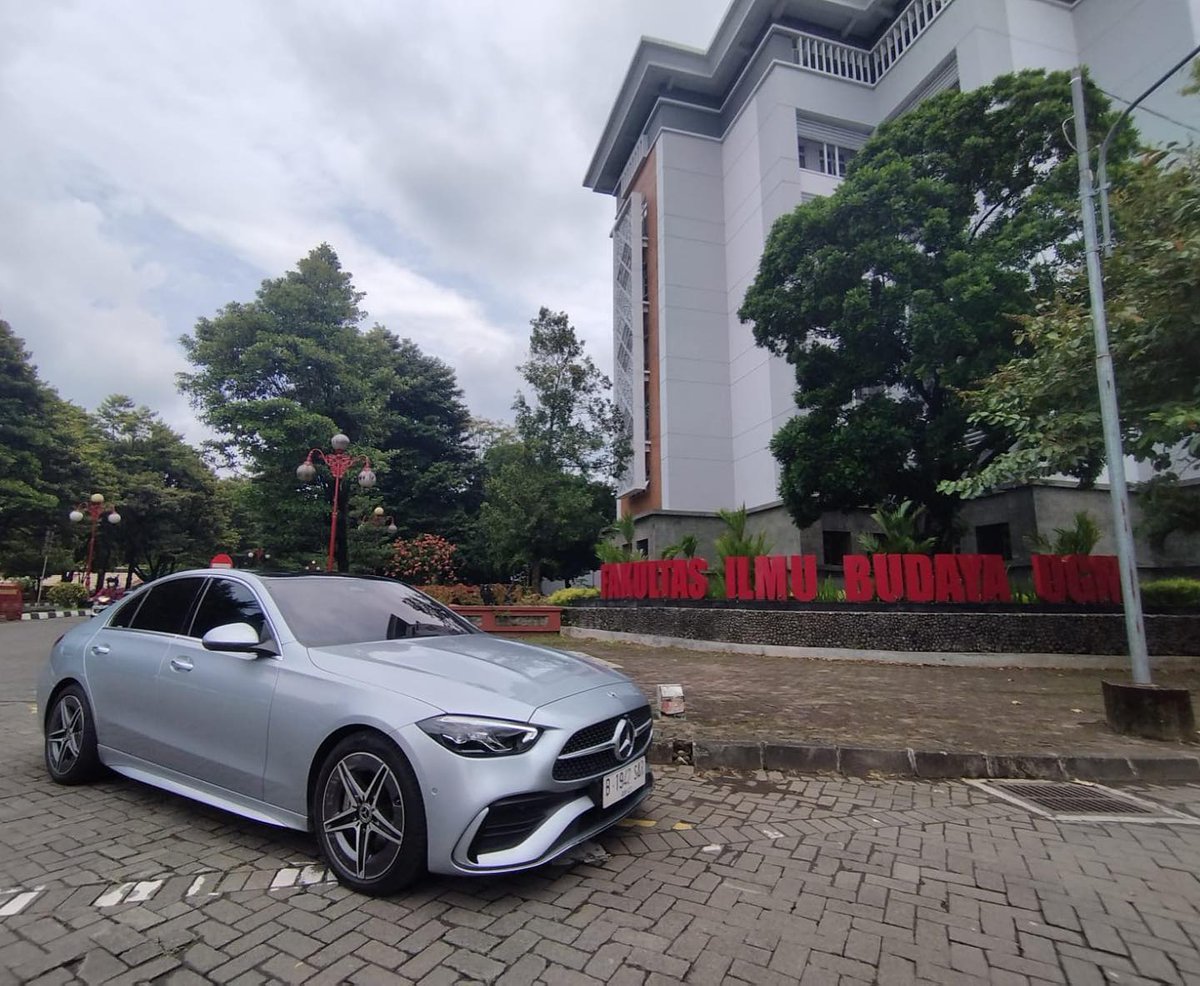 otodriver's tweet photo. Tak hanya pulang kampung, namun emenes_co menyempatkan diri pulang kampus di Fakultas Ilmu Budaya Univeritas Gadjahmada. Dan tentunya Suryo juga akan berburu kuliner khas Yogyakarta.
#otodriver #HolidayinStyle #Antangin #BaiknyaAntangin https://t.co/Po3lFOpneg