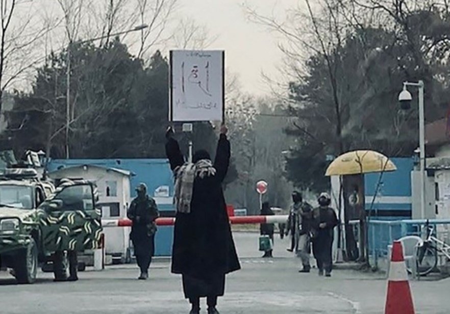 اسمها مروة
طالبة #أفغانية
وقفت وحدها بوج كل تخلف وبطش #طالبان
لتطالب بحقها إنو تتعلم
المغزى: بأنطمة الاستبداد والقهر
الحق ما بعود مسألة عدد
والحقيقة ما بتكون نتيجة استفتاء
لا بل بالعكس، مطرح ما في خوف، الحق والحقيقة مع الأقلية الشجاعة 
#صباح_الخير