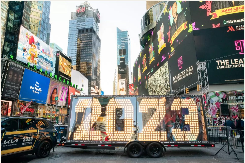 malibudude's tweet photo. While they are prepping NYC for the ball drop, I am clearing my plate of 2022, taking its lessons along the way, and getting ready to make anew my personal revolution of change in the present moment - with eyes to the future. Live every day with the energy you want in your life. https://t.co/nUxVA4mhse