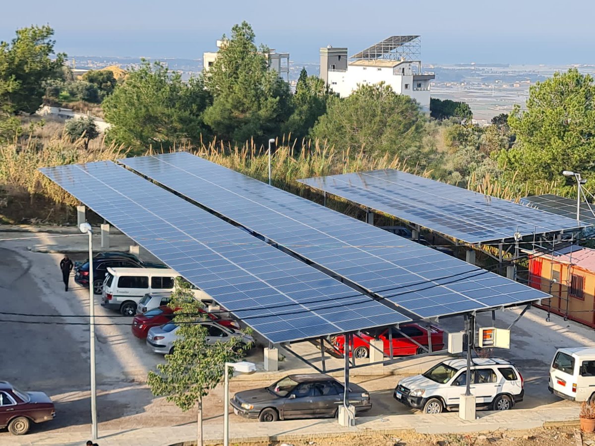 UNHCRLebanon's tweet photo. ☀️1, 2, 3… 552 solar panels!
👷♀️UNHCR is installing them in Halba hospital in north Lebanon.
🩺They will provide 300 KWp per day & help the hospital save USD 22,400 per month!
Stand #withLebanon. https://t.co/VwnTKhOtcR