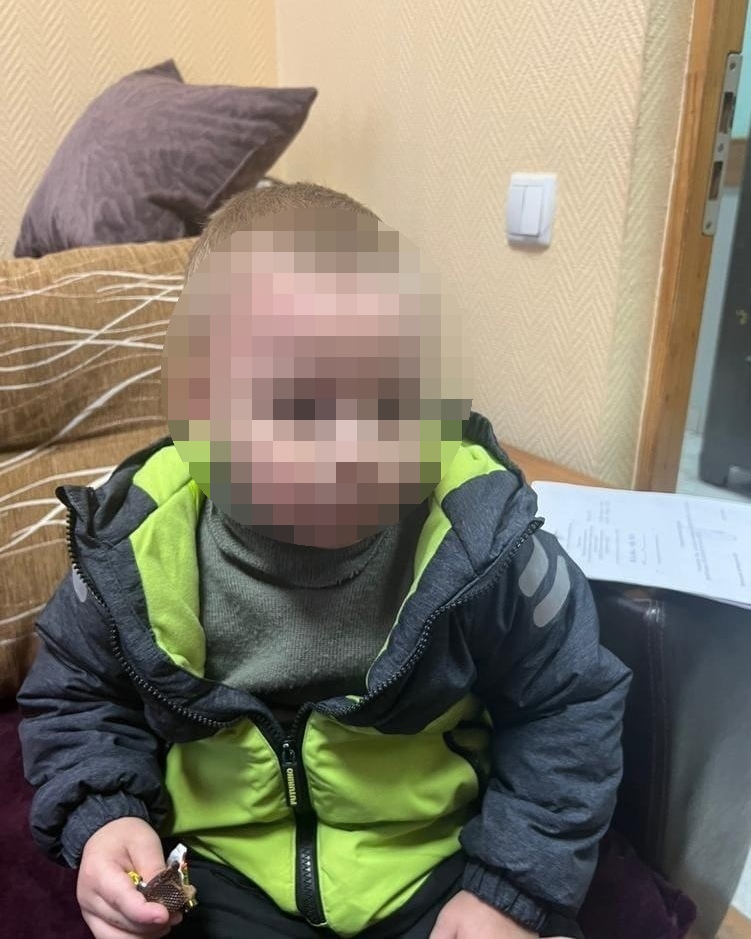 Трехлетний мальчик пошел прогуляться в Кубинке: ребенка нашли в полутора километрах от дома 👀

Двое военных, направлявшихся по Минскому шоссе в сторону Москвы, подобрали у дороги и доставили в полицию трехлетнего мальчика, сбежавшего из дома. Об этом с... vk.com/odi_city?w=wal…