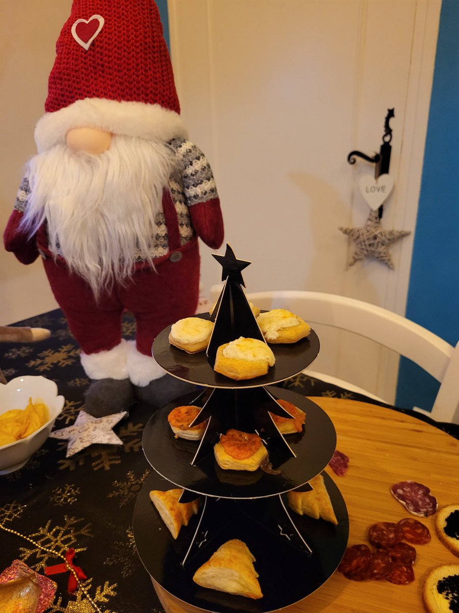 kate_l66's tweet photo. Voila le jolie presentoir de chez Carrefour en forme de sapin  🎄pour les mini feuilletée qui sont delicieux je vous les recommande 

#UnNoelEXTRAàprixORDINAIRE 
#lesproduitscarrefour https://t.co/k3gzvPOfJw