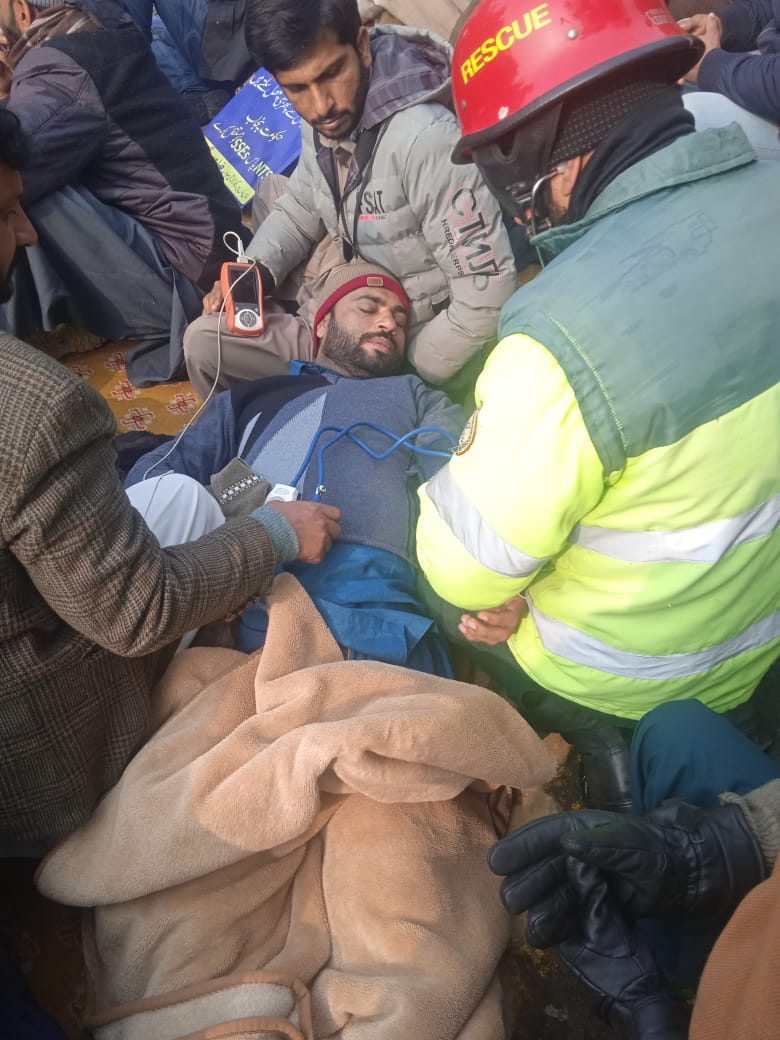AAPSialkot's tweet photo. وقتِ رخصت جو آن پہنچے
جاؤ کہہ دو سبھی کو جا کر
جھکے نہیں ہم تمہاری خاطر
ڈٹے رہے ہم تمہاری خاطر
یہ جان جاتی ہے تو جائے
ہماری جِہت ہے حق کی خاطر
رگوں میں بہتا، لگے جو تھمنے
ہو نعرہ آخر، تمہاری خاطر

#TeachersProtestAtZamanPark
#RegulariseSSEsAEOs

@AEOsOfPunjab
@ChParvezElahi https://t.co/5eljkT2dP3