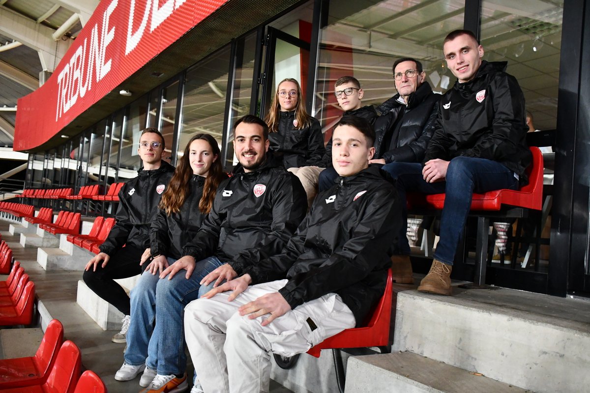 DFCO_Officiel's tweet photo. A travers le coup d'envoi fictif donné par notre jeune arbitre, Chanelle Hosdez, avant #DFCOLAVAL, le @DFCO_Officiel a remercié ses arbitres pour leur investissement chaque week-end !
➡️ https://t.co/EetUO8gleF
La fonction vous intéresse ? Contactez-nous : arbitres@dfco.fr https://t.co/8oLBDEBAxP
