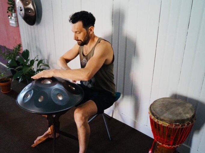 HandpanWorld's tweet photo. 𝗛𝗮𝗻𝗱𝗽𝗮𝗻 𝗦𝗵𝗼𝘄𝗿𝗼𝗼𝗺 𝗙𝗿𝗮𝗻𝗸𝗲𝗻

Ich bin der Leonardo, 41 Jahre jung. 
Die #Musik begleitet mich schon seit meiner Jugend. Mit 15 habe ich die #Djembe #Trommel für mich entdeckt, und war von den #Rhythmen fasziniert. 
#handpan #franken #432hz #instrument https://t.co/3WJYIoUO0i