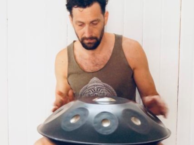 HandpanWorld's tweet photo. 𝗛𝗮𝗻𝗱𝗽𝗮𝗻 𝗦𝗵𝗼𝘄𝗿𝗼𝗼𝗺 𝗙𝗿𝗮𝗻𝗸𝗲𝗻

Ich bin der Leonardo, 41 Jahre jung. 
Die #Musik begleitet mich schon seit meiner Jugend. Mit 15 habe ich die #Djembe #Trommel für mich entdeckt, und war von den #Rhythmen fasziniert. 
#handpan #franken #432hz #instrument https://t.co/3WJYIoUO0i