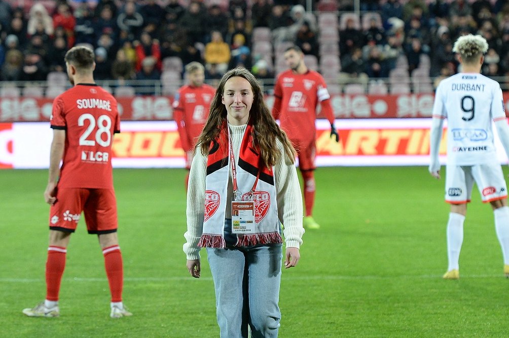 DFCO_Officiel's tweet photo. A travers le coup d'envoi fictif donné par notre jeune arbitre, Chanelle Hosdez, avant #DFCOLAVAL, le @DFCO_Officiel a remercié ses arbitres pour leur investissement chaque week-end !
➡️ https://t.co/EetUO8gleF
La fonction vous intéresse ? Contactez-nous : arbitres@dfco.fr https://t.co/8oLBDEBAxP