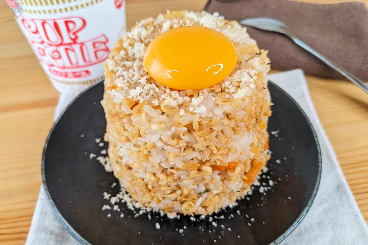 斬新なアレンジ！カップヌードルを使った「カルボナーラチャーハン」。