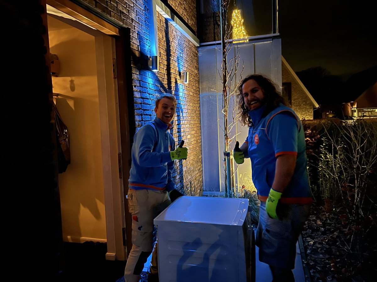 Hoe maak je duidelijk waar de <a href="/Coolblue_NL/">Coolblue</a> bus moet zijn? Juist, door je huis ‘cool blue’ te verlichten! Bedankt voor de goede service, zoals altijd!