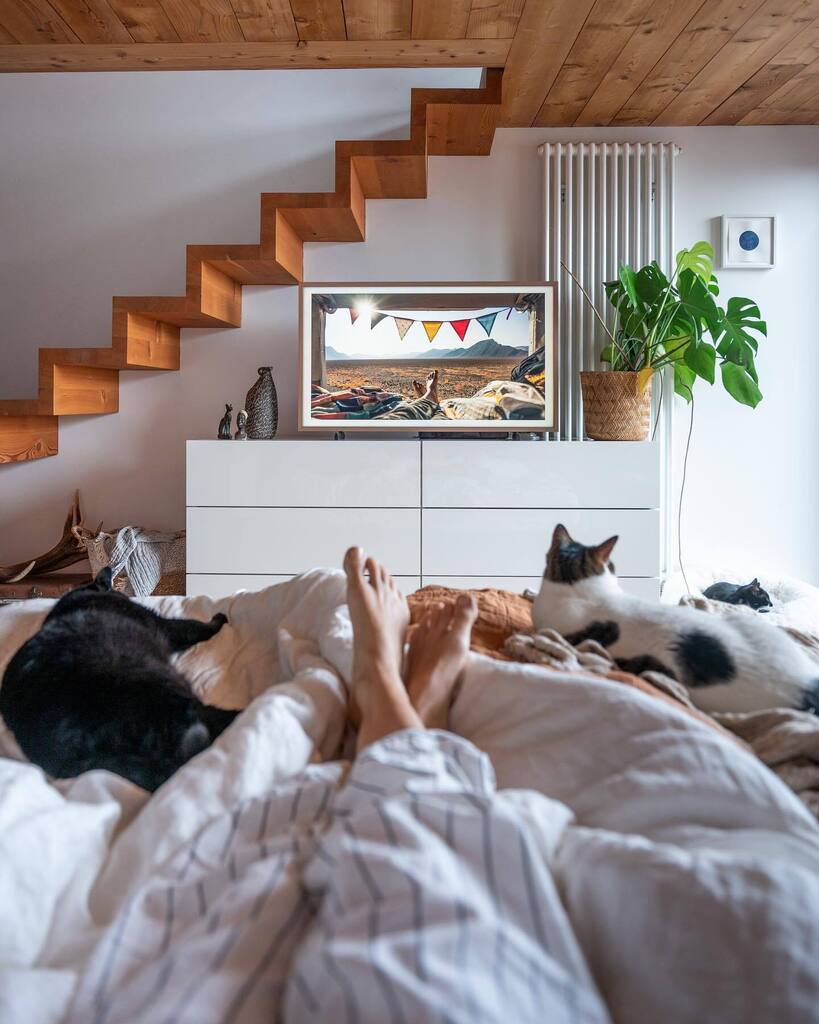 Waking up with a window to my dreams, travelling in my van through vast and deserted landscapes. 
It’s so cool to have my travel photos as art on my new Samsung Frame TV! And then staying in bed and watching Netflix the whole day. Perfect for this holida… instagr.am/p/CmtLDPpK3aD/