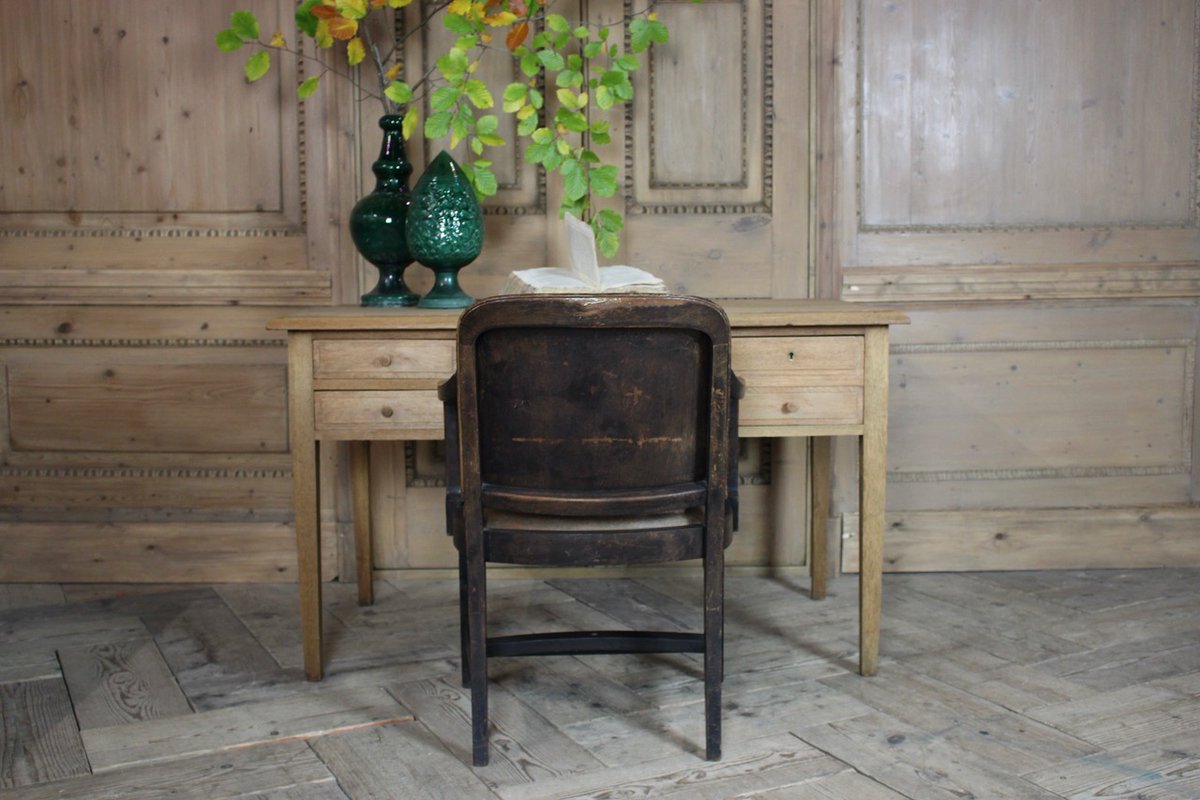 Mid 20th Century French Desk in Bleached Oak

bit.ly/3WrK1f3

#frenchdesk #antiquedesk #desk #antique #furniture #interiordesign #decor #homedecor