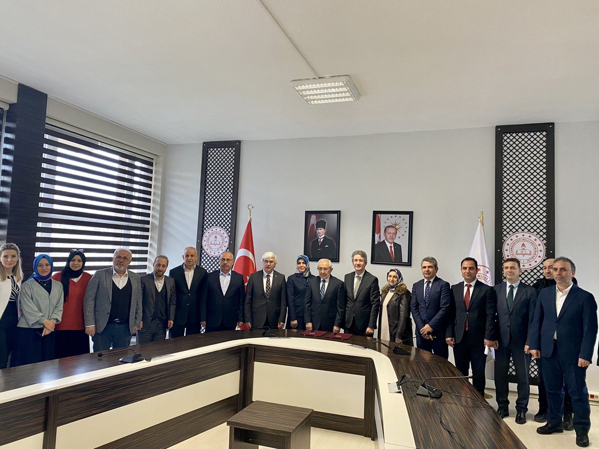 TDED olarak <a href="/istanbulilmem/">İstanbul İl Millî Eğitim Müdürlüğü</a> ile işbirliği sözleşmesi imzaladık. 
İl Milli Eğitim Müdürümüz <a href="/memleventyazici/">Levent Yazıcı</a> ile imza altına aldığımız anlaşma öğrenci, öğretmen ve idarecilerin akademik, sosyal, kültürel ve sanatsal gelişimlerinin desteklenmesini kapsıyor. 
Hayırlı olsun.