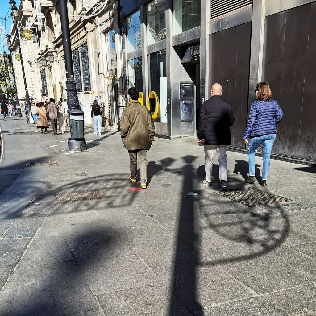 flivillegas's tweet photo. #sombras navideñas #sevilla #igerssevilla #fotodeldía #picoftheday #bestoftheday #bestcitypics #cities #bestphoto #city #navidad2022 #christmas #Navidad #shadowhunters #all_shots #spain_gallery #spain_all_pics #shadows #igersspain #streetcapture #streetphotography #streetsty… https://t.co/NCc4KTVDYC