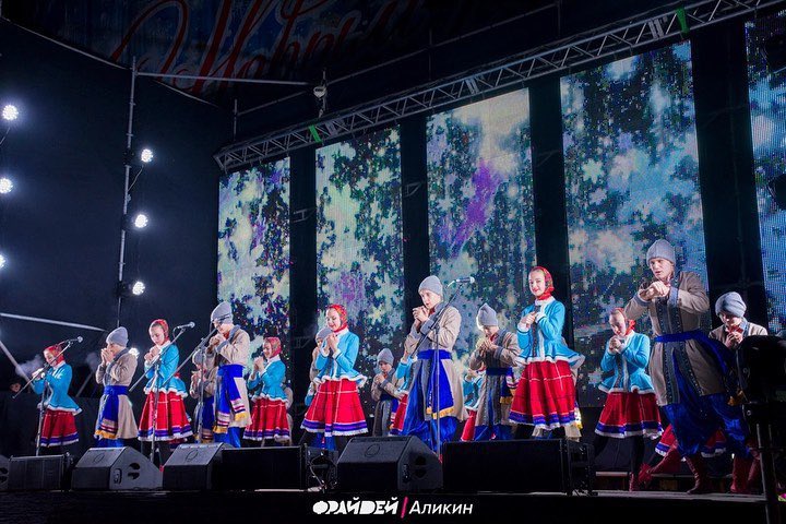 🎄 Le grand sapin de Noël a été inauguré sur la place Teatralnaya à Lougansk