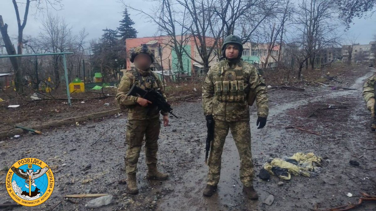 DI_Ukraine's tweet photo. On December 27-28, the head of the @DI_Ukraine Kyrylo Budanov visited the forefront of the Ukrainian Defense Forces in #Bakhmut.

🔗 https://t.co/l9K4Xs8Mhd https://t.co/36KMguW30t