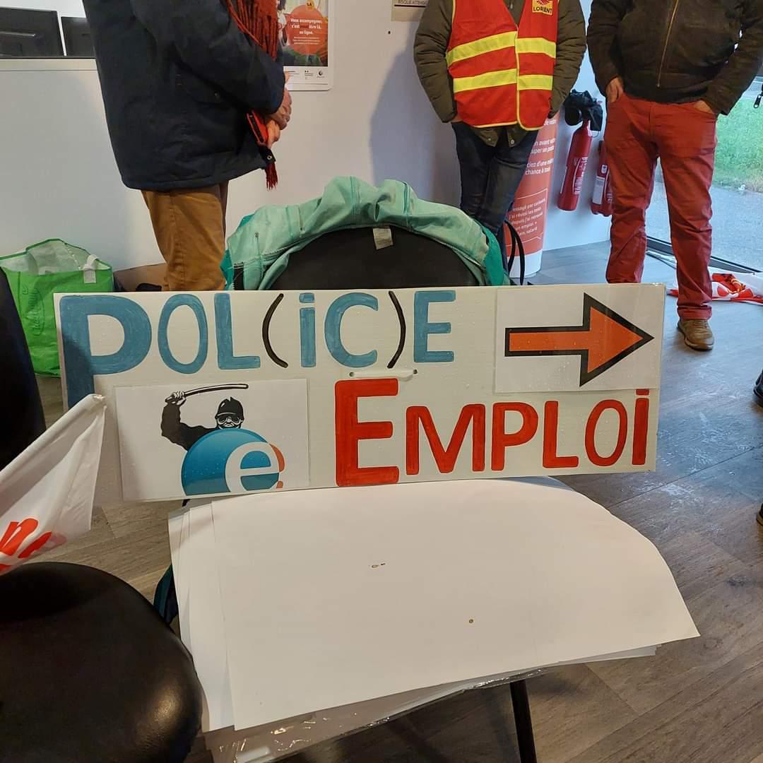 synptac's tweet photo. Des chômeurs investissent les agences de Pôle Emploi à Montreuil, à Marseille, à Lorient, à Lille...
@olivierdussopt
Non aux attaques contre l'indemnisation des chômeurs !
#GuerreAuChomagePasAuxChomeurs https://t.co/akFF8wV25I