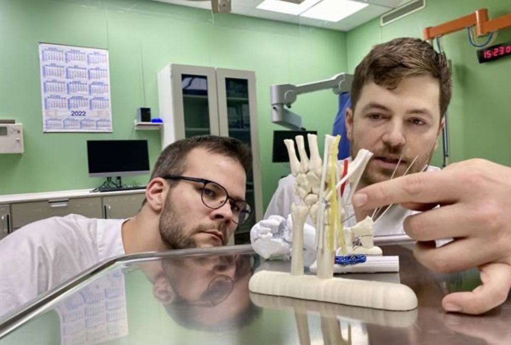 Finnmarksykehus's tweet photo. 3D-print gjorde det mulig for legene ved #Hammerfest sykehus å ta i bruk en ny operasjonsmetode. Dermed ble operasjonstiden mer enn halvert, samtidig som infeksjonsfaren ble redusert.

https://t.co/oIzArmKqzu

#finnmarkssykehuset #pasientsikkerhet https://t.co/49dHuTSBT4