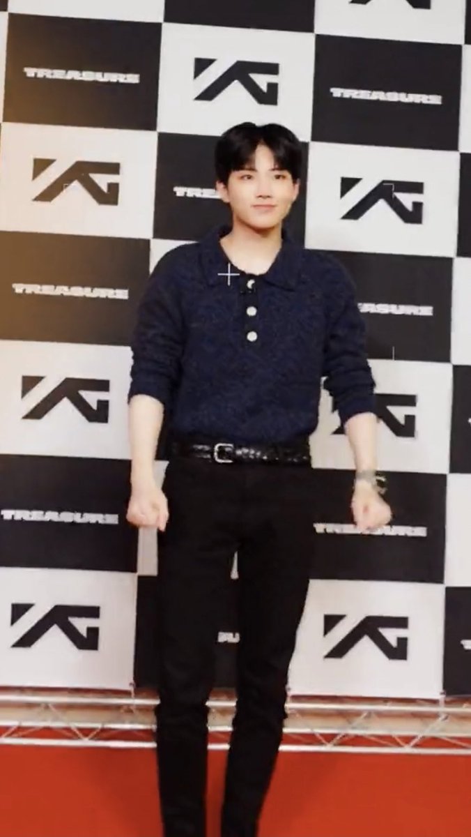 JunkyucheeK's tweet photo. หุ่นน้องจุนกยูที่สุดจริง ;—; แขน ไหล่ เอว ขา เป๊ะไปหมด น้องใส่เข็มขัดแล้วดูดีมากก https://t.co/6RH5LrPiDZ