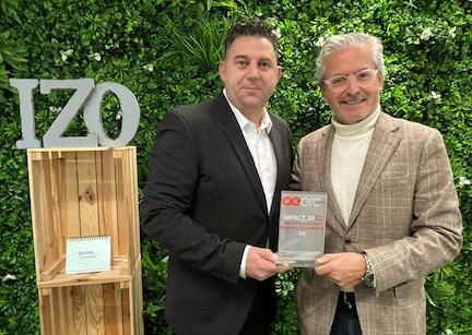 AEERC_es's tweet photo. La @AEERC_es entrega el reconocimiento #IMPACT2022 a @IZOInsights, por su labor de auditoría y estudio riguroso de las empresas para los @PremiosExcelenc, referentes en el sector. https://t.co/jOmaOteEgP https://t.co/VdLxGnwOwM