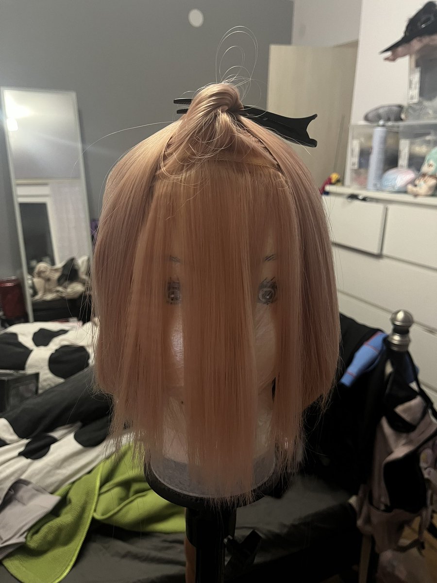 I started to styling the wig on the power, I hope it works 🤔

it came without a lot of hair on the bangs and I have to re-glue the tresses 😥 https://t.co/3IfuxoHsm8