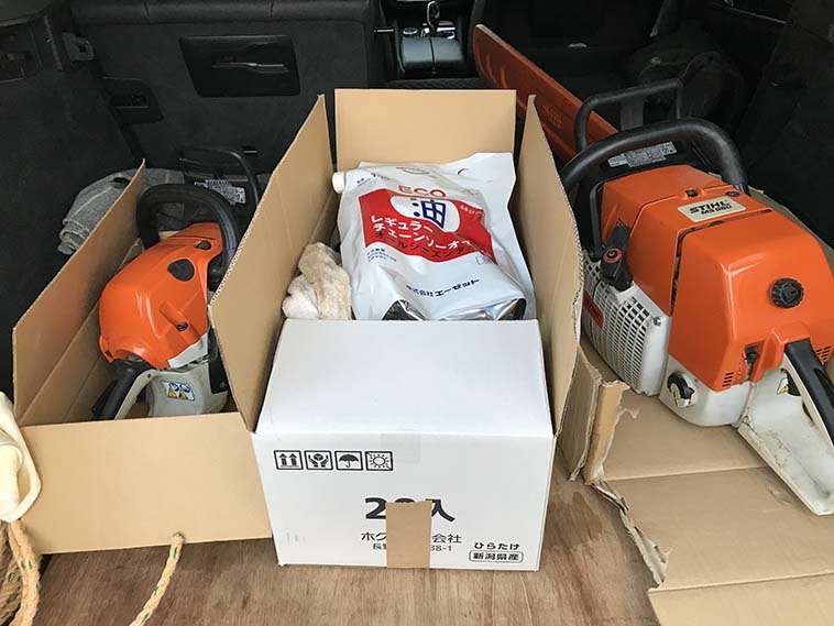 PjtYuguchi's tweet photo. 車検を終えて車が戻って、早速荷積み。明日は久しぶりに仕事じゃない楽しみ優先の木の現場。でももしかすると、帰りは丸太積んで帰ってくるかもしれません。ので、いざとなったら潰せるダンボール箱で。木箱だと積みきれなくなったときにどうにもできなくなるので #都市森林 #都市林業 #MS241 #MS880 https://t.co/nWXAJQT6kF