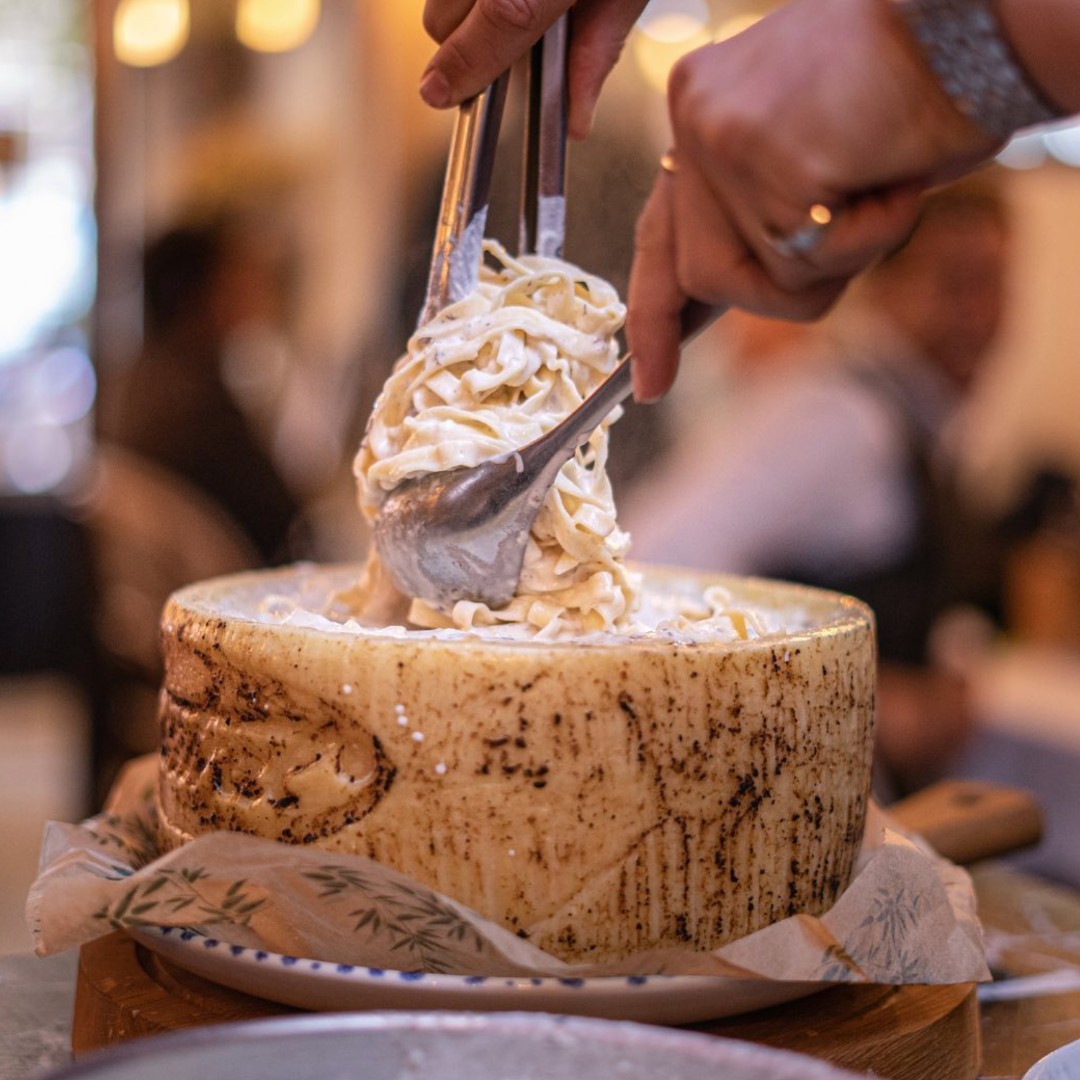 M_C_D_Moda's tweet photo. Además de tener una de las decoraciones navideñas más bonitas de la ciudad, @GC_Canalejas tiene un montón de propuestas culinarias en su Food Hall con las que podrás darte un rico capricho. Esta Navidad apoya el comercio y la restauración local. #MadridDeModa 🍽🍷🍦 https://t.co/87X0TdxpkT