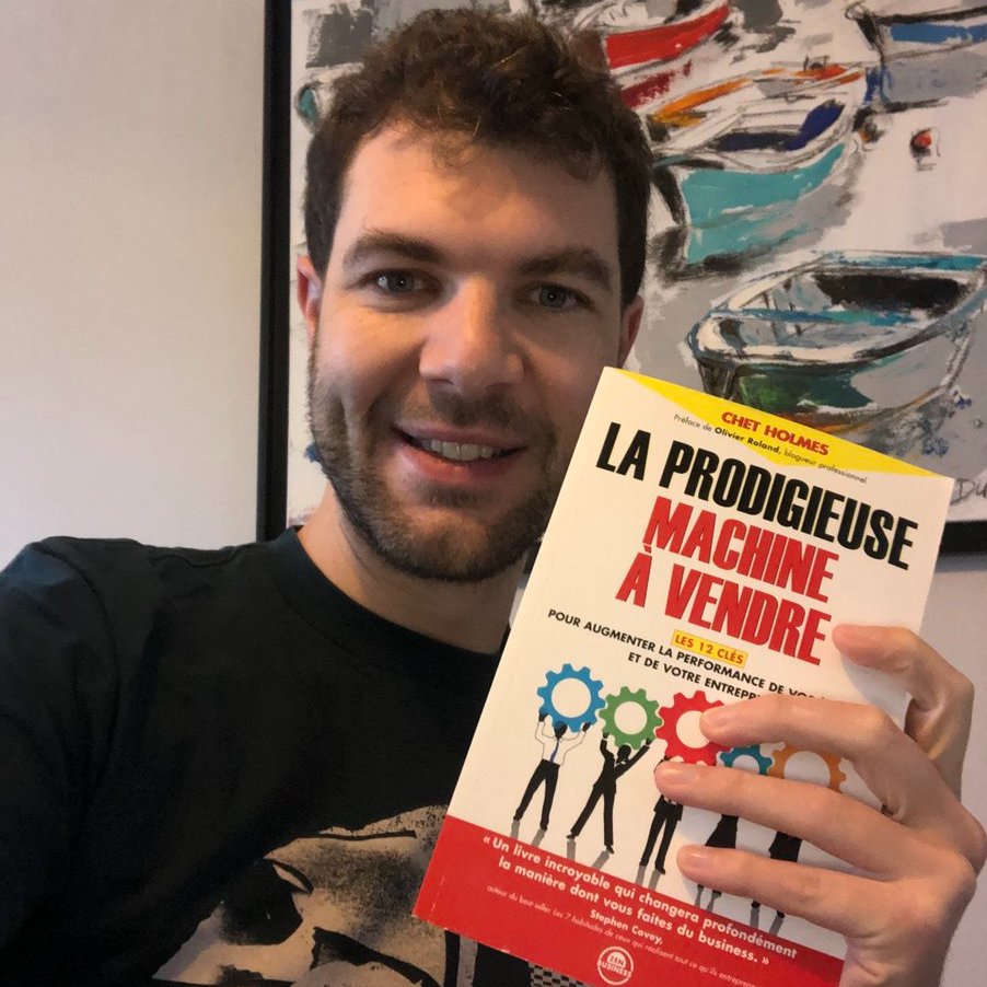 airdrop_nico's tweet photo. Pour Noël, on m'a offert "La Prodigieuse Machine à Vendre" 📗

Y'a moyen que je vous donne les conseils que je lis dans ce bouquin ✍️

Ex : "La maîtrise ce n'est pas de faire 4000 choses, c'est de faire 12 choses 4000 fois" 💪 https://t.co/bPzxro0GzZ