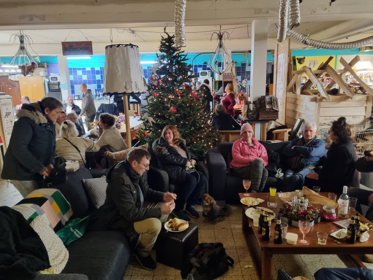 Afgelopen vrijdag hebben we in de JoJo een geweldig kerstdiner georganiseerd voor de vrijwilligers, bezoekers en mensen die anders alleen kerst zouden vieren. Het eten was heerlijke en het was reuze gezellig!! Iedereen heel erg bedankt❤️💚dejojo.org/geweldig-kerst…