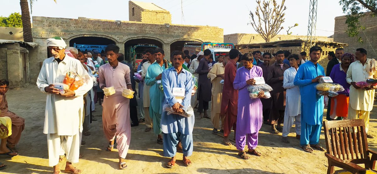 FatihFoundation's tweet photo. Hot meal and goods distribution in Khairpur by Fatih Foundation 27th Dec 2022.
#floodreliefdrive #fooddistributiondrive #welfare #hotmeals #Khairpur_District #FatihFoundation https://t.co/182JImsjEf