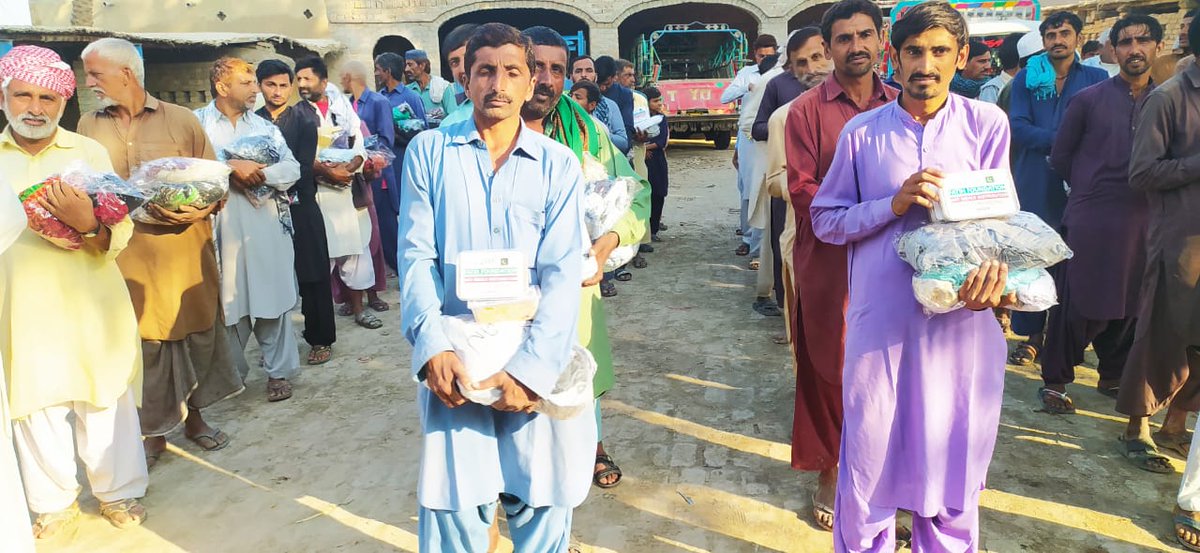 FatihFoundation's tweet photo. Hot meal and goods distribution in Khairpur by Fatih Foundation 27th Dec 2022.
#floodreliefdrive #fooddistributiondrive #welfare #hotmeals #Khairpur_District #FatihFoundation https://t.co/182JImsjEf
