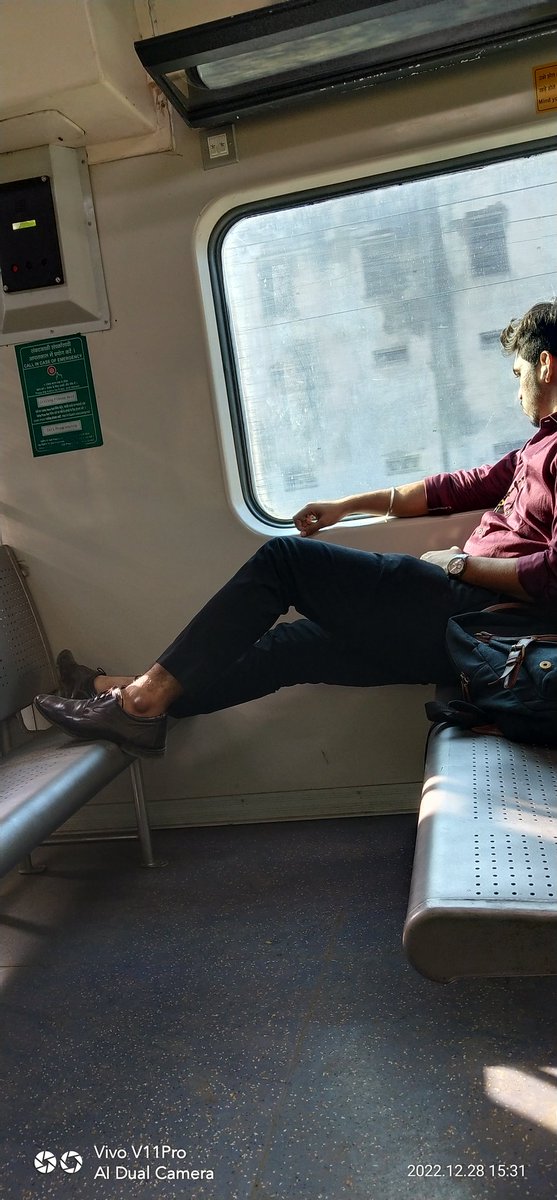 ImZed7's tweet photo. पढ़े लिखे गवार #mumbailocal #MumbaiACLocal @Central_Railway @MumbaiLocals https://t.co/la8RyujWTv