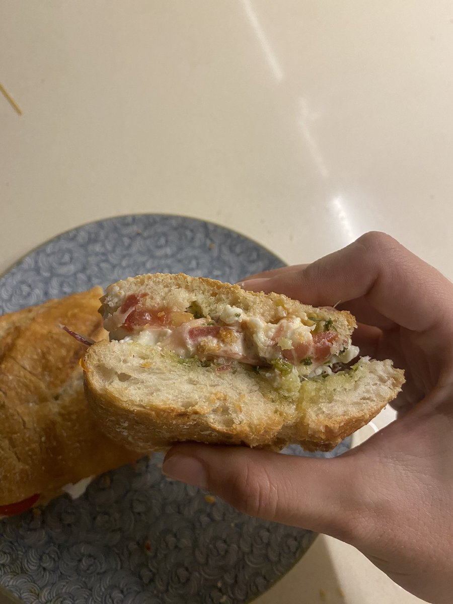 paulavaquerov's tweet photo. Un día te haces un bocadillo perfecto y ya no hay vuelta atrás, ya solo queda comer a base de bocadillos riquísimos las próximas 3 semanas https://t.co/qkkXGlZlcQ