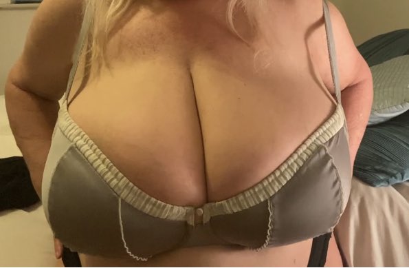 No idea what day it is in the weird hinterland between Xmas and NYE that we have in this country,but here’s my tits in a small bra! https://t.co/7z4Sn5ftV6