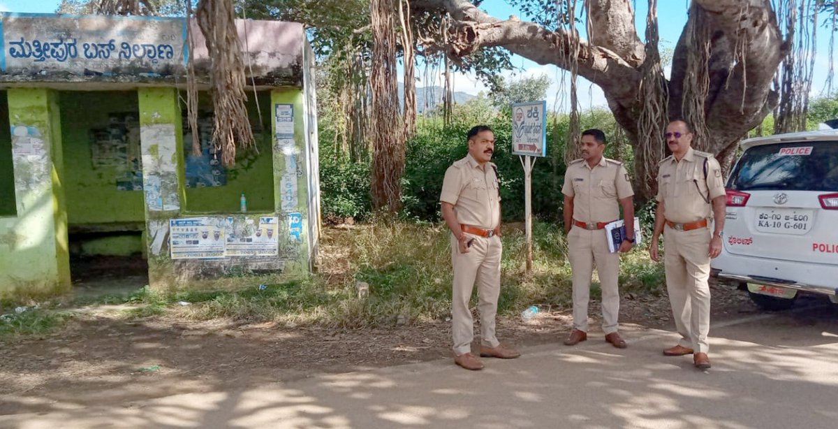 chnpolice's tweet photo. ಈ ದಿನ ಚಾಮರಾಜನಗರ ಜಿಲ್ಲೆಯ ಕೊಳ್ಳೇಗಾಲ ತಾಲ್ಲೂಕಿನ ಚಿಕ್ಕಲ್ಲೂರಿನಲ್ಲಿ ದಿನಾಂಕ 06-01-2023 ರಿಂದ 11-01-2023 ರವರಗೆ ನಡೆಯುವ "ಸಿದ್ದಪ್ಪಾಜಿ ಜಾತ್ರಾ ಮಹೋತ್ಸವ" ಸಂಬಂಧ ಬಂದೋಬಸ್ತ್ ಬಗ್ಗೆ ಪರಿಶೀಲನೆ ಮಾಡಿ ಸ್ಥಳೀಯ ಅಧಿಕಾರಿಗಳಿಗೆ ಸೂಕ್ತ ಸಲಹೆ ಸೂಚನೆಗಳನ್ನು ನೀಡಲಾಯಿತು. #TPShivakumarIPS #SPchamarajanagar https://t.co/AWJ4LV6fvG