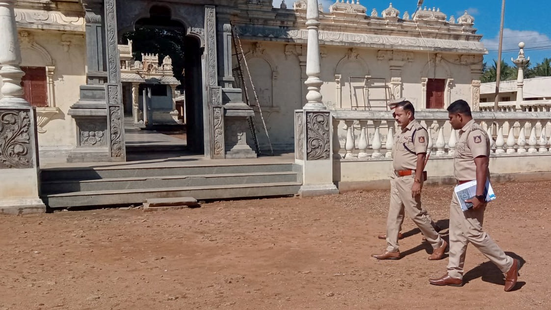 chnpolice's tweet photo. ಈ ದಿನ ಚಾಮರಾಜನಗರ ಜಿಲ್ಲೆಯ ಕೊಳ್ಳೇಗಾಲ ತಾಲ್ಲೂಕಿನ ಚಿಕ್ಕಲ್ಲೂರಿನಲ್ಲಿ ದಿನಾಂಕ 06-01-2023 ರಿಂದ 11-01-2023 ರವರಗೆ ನಡೆಯುವ "ಸಿದ್ದಪ್ಪಾಜಿ ಜಾತ್ರಾ ಮಹೋತ್ಸವ" ಸಂಬಂಧ ಬಂದೋಬಸ್ತ್ ಬಗ್ಗೆ ಪರಿಶೀಲನೆ ಮಾಡಿ ಸ್ಥಳೀಯ ಅಧಿಕಾರಿಗಳಿಗೆ ಸೂಕ್ತ ಸಲಹೆ ಸೂಚನೆಗಳನ್ನು ನೀಡಲಾಯಿತು. #TPShivakumarIPS #SPchamarajanagar https://t.co/AWJ4LV6fvG