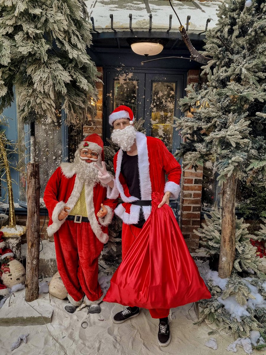 Charity 2022 ✅️ Knapp 200 Geschenke gingen in 14 Stunden Livestream an Kids raus ✌🏽 Egal ob in Blechhütten oder im Krankenhaus alle Kids waren mega happy und sind teilweise rumgejamt als die Geschenke an sie gingen 

Bis zum 24.12.2023 🎅🏼