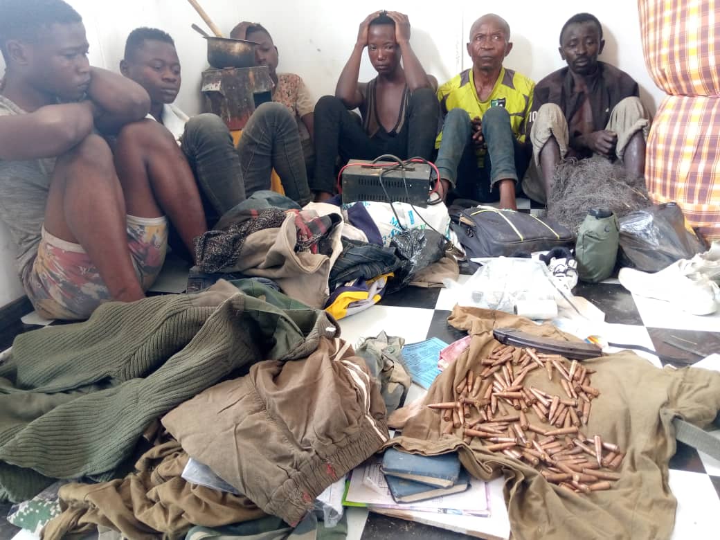 michombero's tweet photo. #RDC🇨🇩:la @comgenpnc sous commissariat de #Boikene en ville de #Beni a présenté mercredi 28 décembre des présumés bandits en mains armées. 117 cartouches,un chargeur garni et des tenues militaires en leur possession. Il y a parmi eux des civils et 1 ancien militaire https://t.co/ZmCgmJnBBP