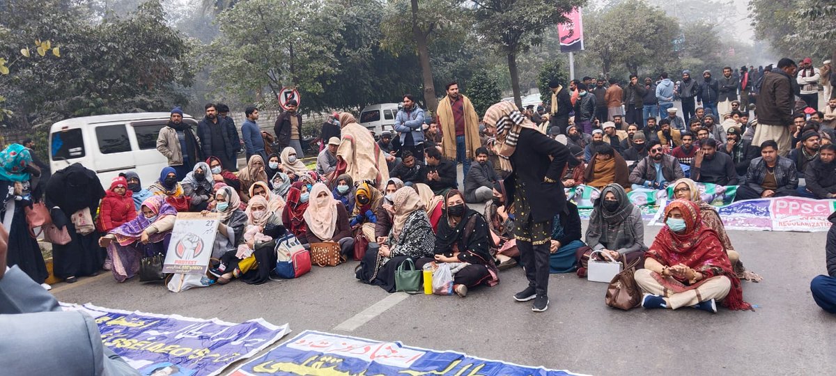 GozoneM's tweet photo. لاہور کلب چوک مال روڈ پر دھرنا دینے والے اساتذہ 
سابق وزیر اعظم عمران خان کی رہائش گاہ زمان پہنچ گئے۔ https://t.co/YSaxm7fq8M