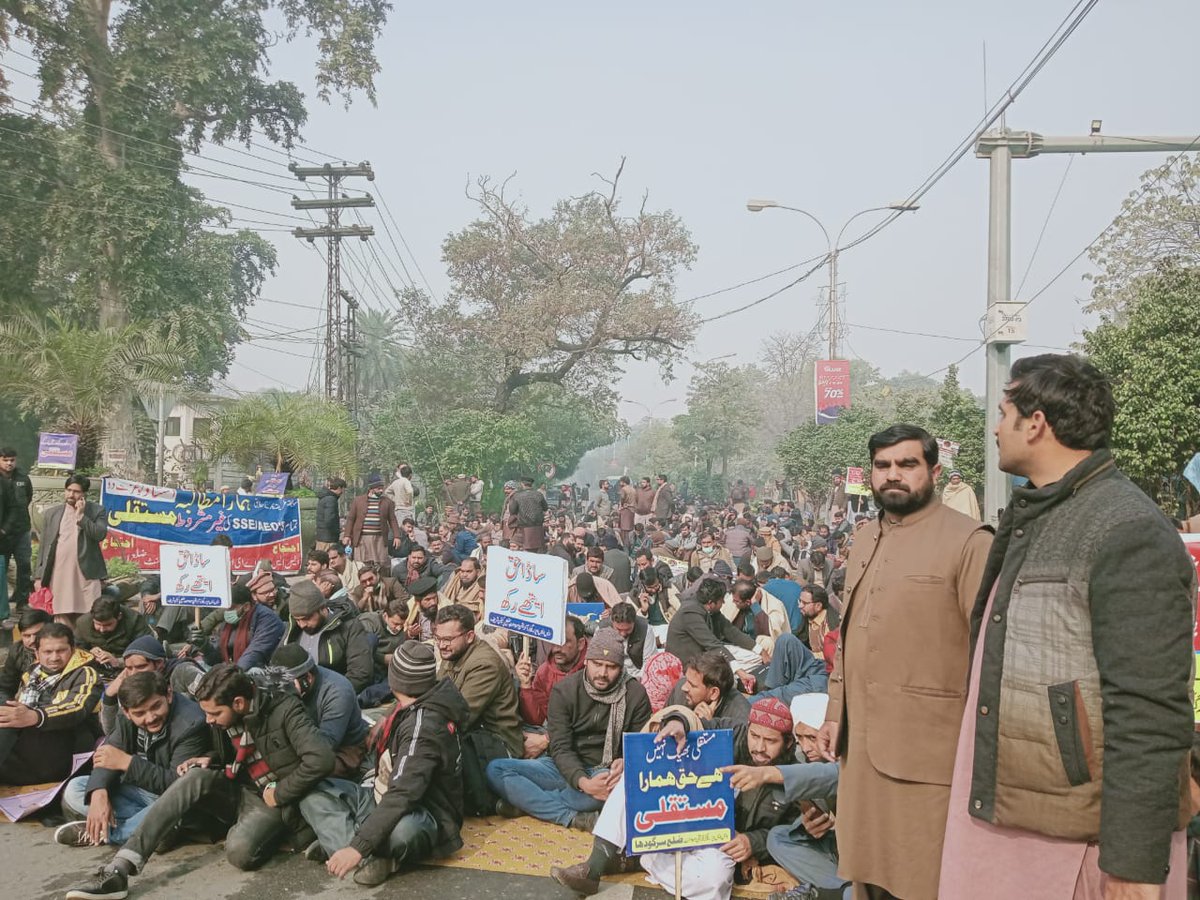 GozoneM's tweet photo. لاہور کلب چوک مال روڈ پر دھرنا دینے والے اساتذہ 
سابق وزیر اعظم عمران خان کی رہائش گاہ زمان پہنچ گئے۔ https://t.co/YSaxm7fq8M