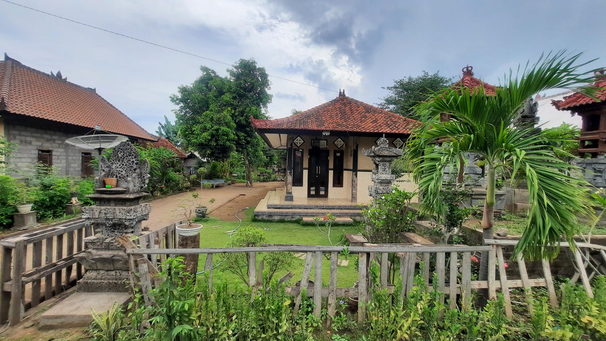SeknasKPA's tweet photo. Tanah garapan petani Sendang Pasir, Buleleng, Bali. Sudah menjadi lahan pertanian yang hijau dan subur, pemukiman dan infrastruktur desa yang dibangun secara gotong royong. 

Tanah garapan ini merupakan eks HGU PT. Margarana yang sudah habis masa berlakunya sejak 2005.

#LPRA https://t.co/bLYcvIDLOJ