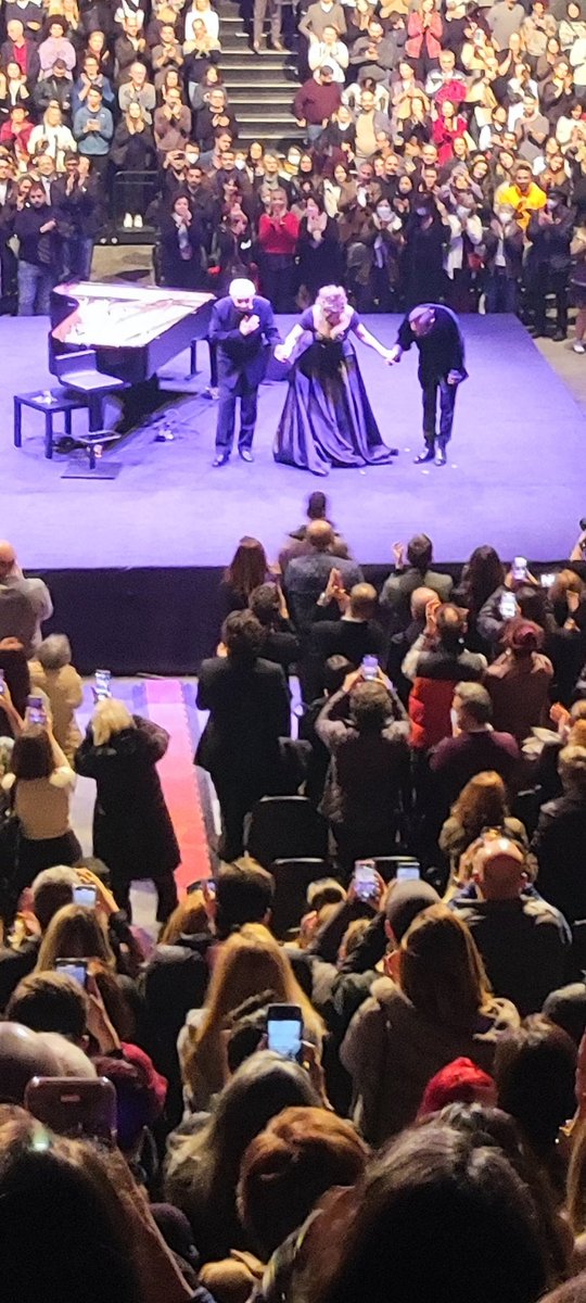 tolgamtk's tweet photo. @DOSTLARTIYATRO Harika bir konserdi , teşekkürler. https://t.co/bfghuDEgbB
