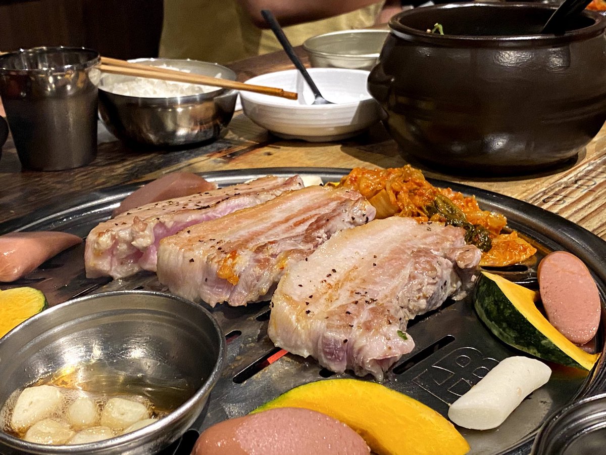 crew_value1's tweet photo. 鶴橋駅から徒歩90秒の
【韓国 焼肉山賊】
こちらのシェフは
韓国宮廷料理出身だそうです
大きなサムギョプサルを、
女性の店員さんが
ハサミで切りまくって焼きまくる
さらにサンチュの上に焼いたお肉、
タレや野菜やご飯などをのっけて
私の口へ放り込んでくれました https://t.co/2rEa2viuMs